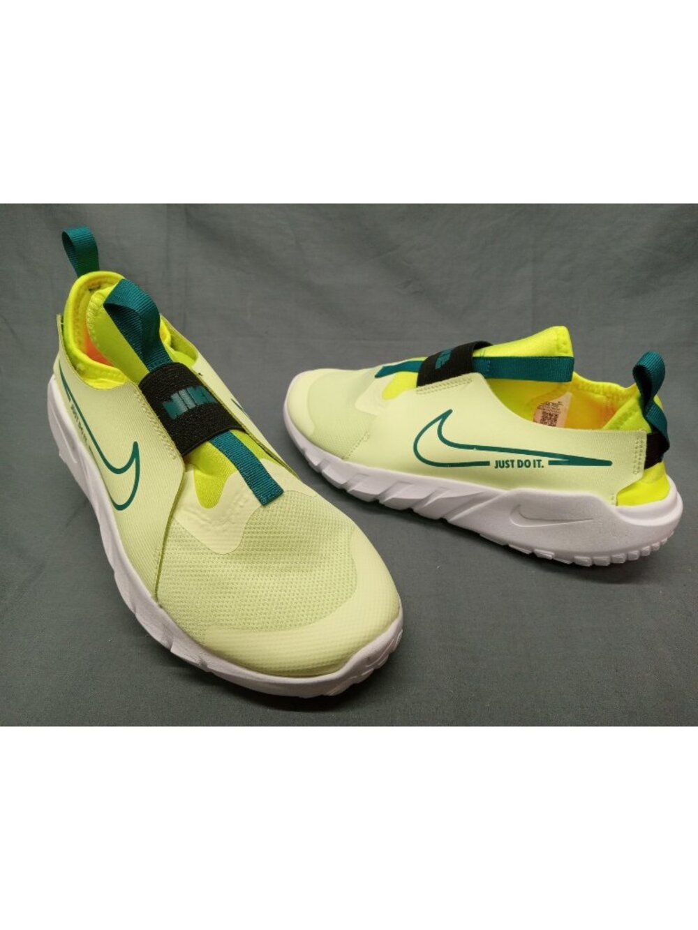 Nike Flex Runner 2 (GS) Slip-On Barely Volt Bright Spruce Boys Size 6 NEW NO BOX